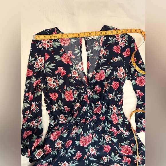 American Eagle navy blue floral romper. - Picture 5 of 12